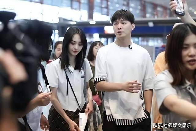 疑似郑爽合照曝光,面容憔悴身材变胖,网友:智商被侮辱吗?