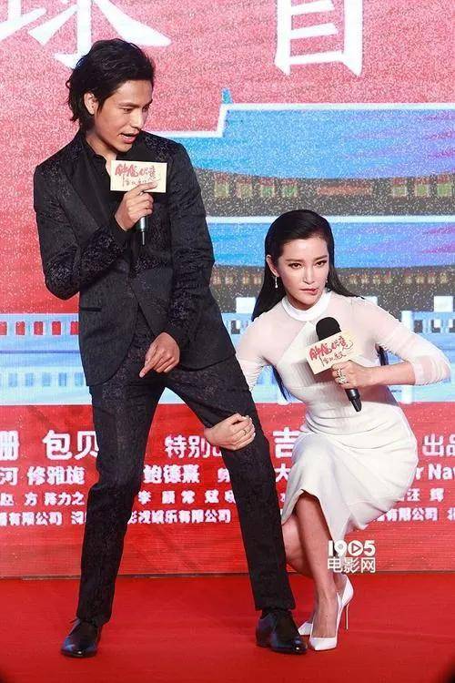 娱乐圈耍流氓的五位女明星,摸裤裆,舔脚,嘴对嘴,简直世风日下_节目