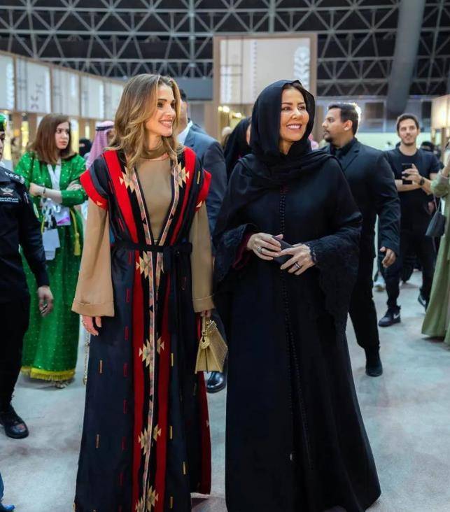 穿无袖礼服比超模还美,沙特公主戴头巾显老_女王_拉尼娅_阿德拉