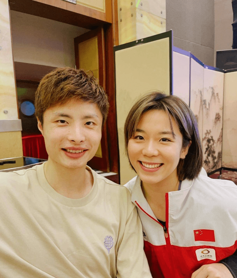 女生激动跳男生怀里,网友直呼在一起_贾一凡_石宇奇_球迷