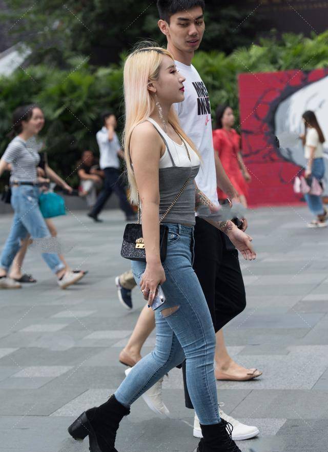 白色背心与灰色吊带无缝衔接显得十分时尚,也非常有气质_服饰_女性