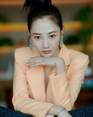 和陈伟霆靳东等在一起协作,都很有cp感,而大伙儿也发觉,白百何尽管并