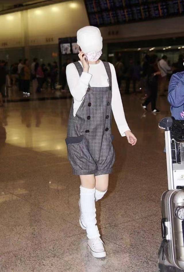 许晴不愧是公主人设,一把年纪装美很有一手,穿背带裤驾驭日系风_风格