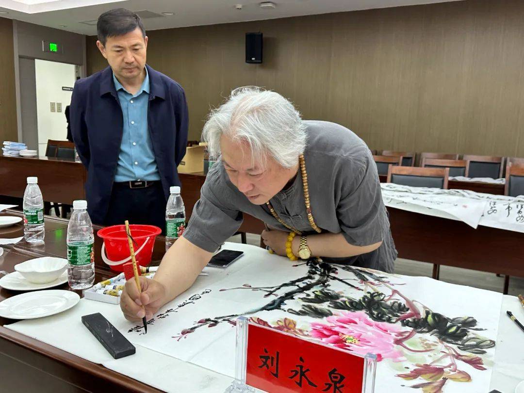 淮安市花鸟画研究会副会长刘永泉在创作青年书画院淮安市青年书画院