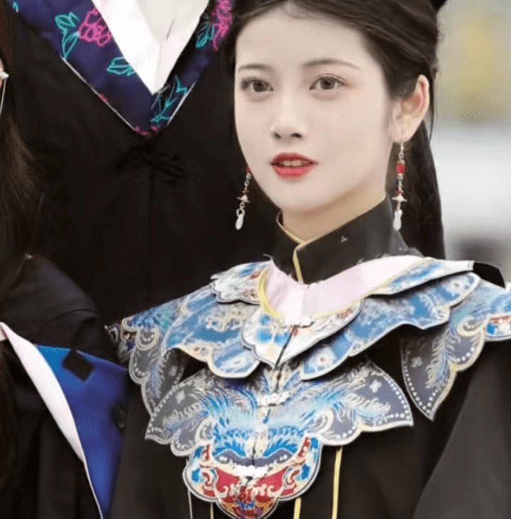 女生云肩搭配学士服拍毕业照,展现满满中国风,颜值更是叫人惊艳_大学