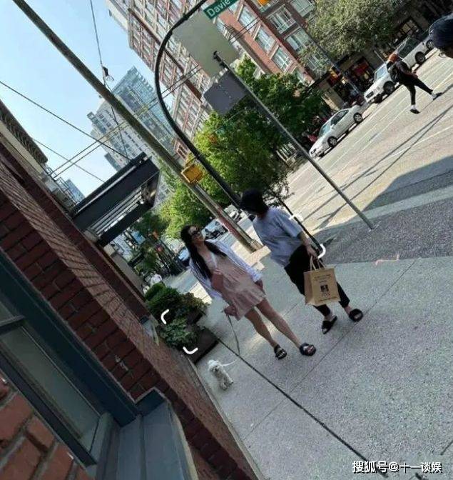 加拿大逛街偶遇王祖贤,秀发乌黑浓密状态好,背影年轻宛如少女_齐秦