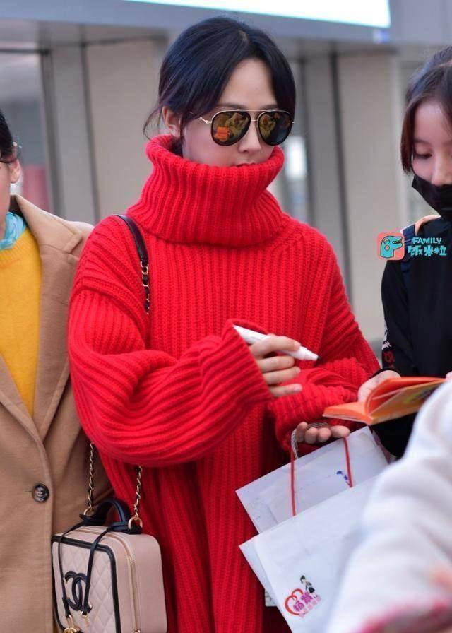 看杨紫最近的自拍,真的觉得她瘦了好多,脸都小了一圈了.