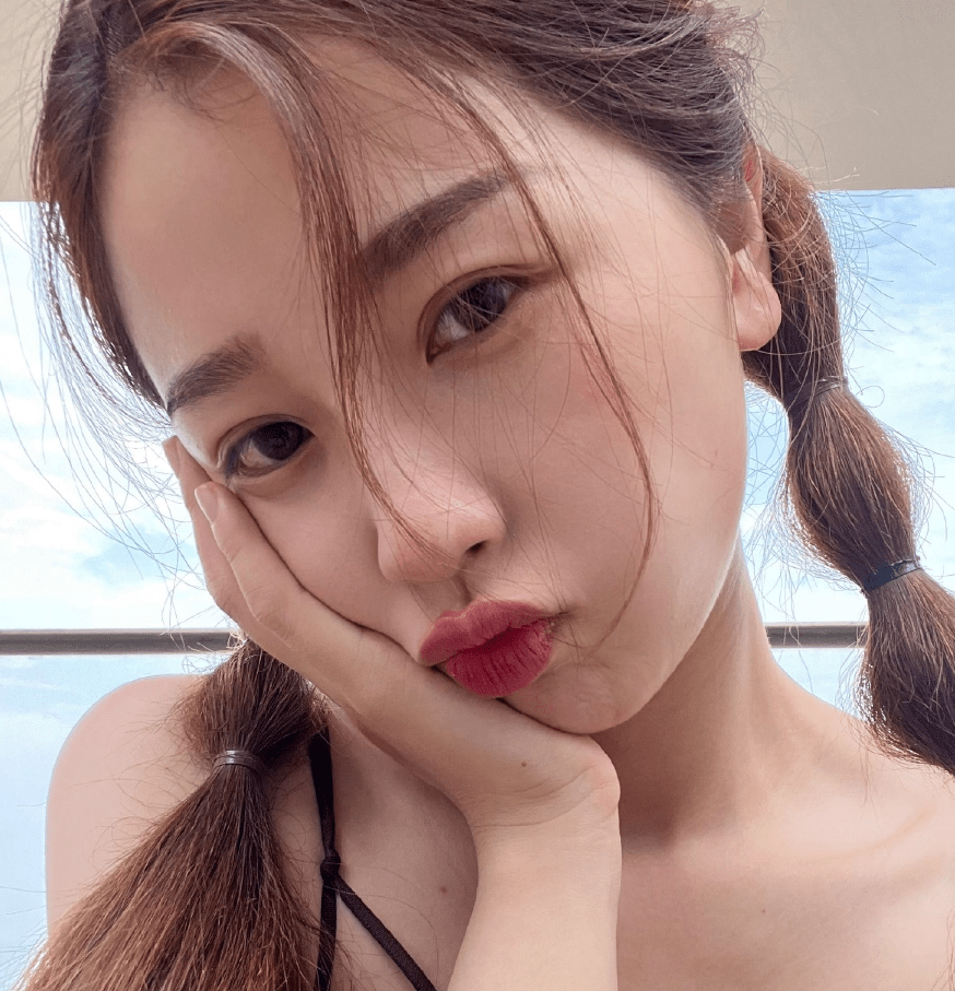 虞书欣晒海边随拍照片,扎双麻花辫,展现完美身材,令人咂舌不已_审美