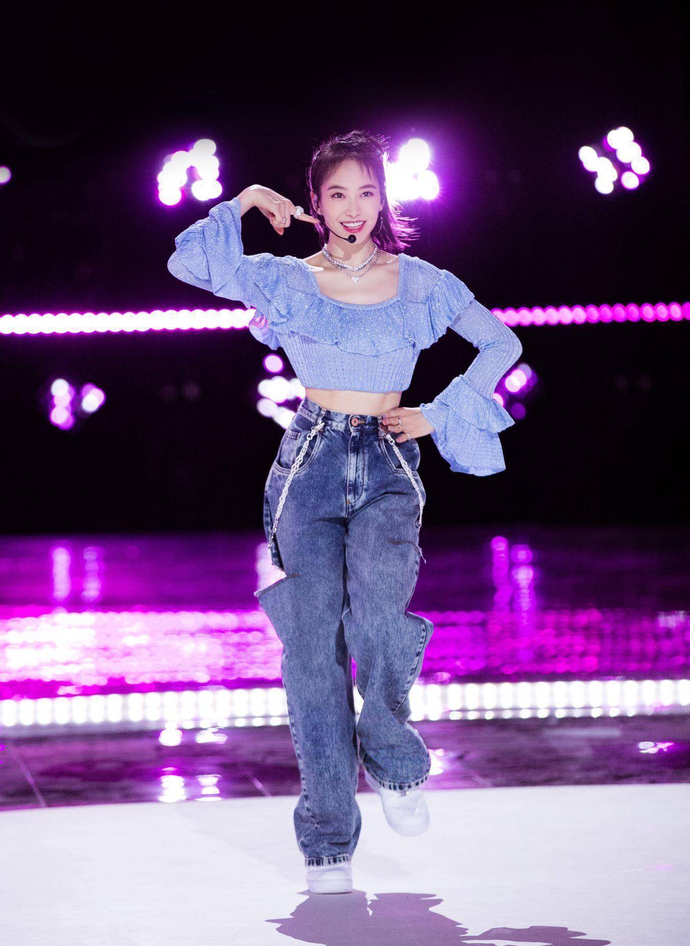 舞台上的宋茜style格外耀眼,点亮夏季look就它了