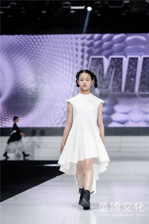 恭喜庞嘉钡,陈怡菲荣获第三季全球偶像城市总决赛明星超模称号_获奖_