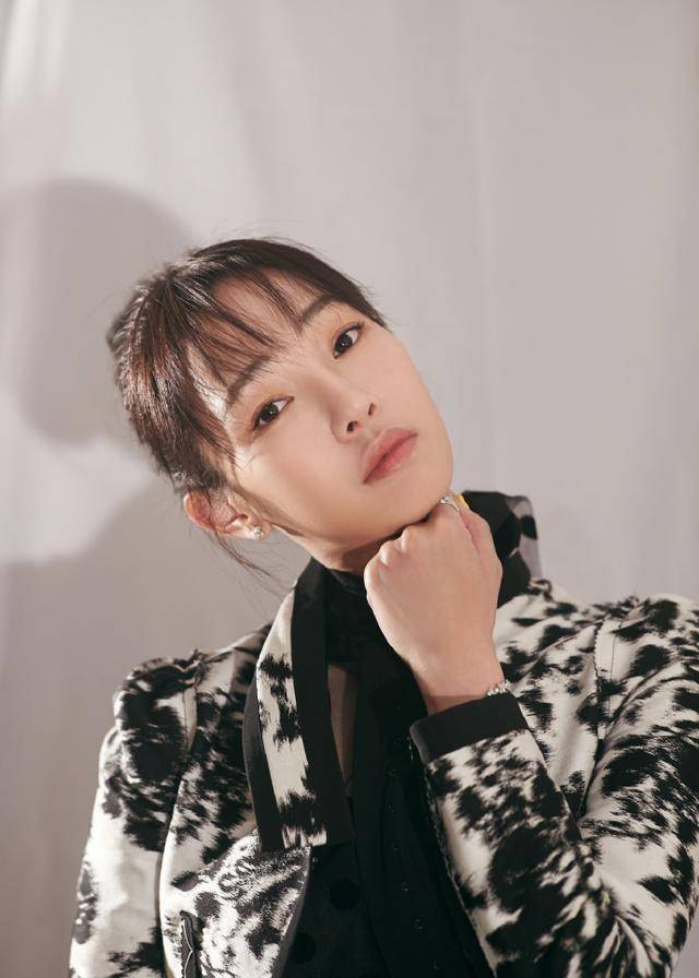 百合奖典礼上女星画风各不同,江疏影与景甜同框,大长腿实力抢镜_造型