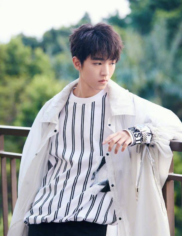 本以为王源"穿女装"够亮眼!见到王俊凯后,这才是真正的大姐大