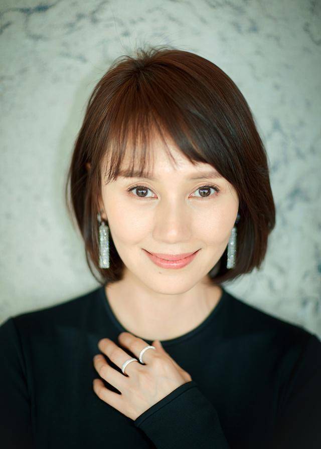 但是你看了她的照片之后,你会感觉袁泉看起来非常的有气质感,年龄没有