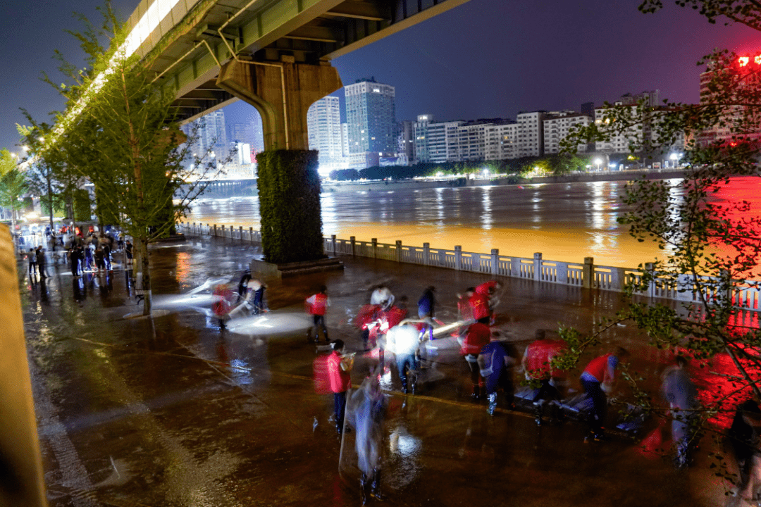 5月28日下午,洪峰经过达州中心城区,达州城区滨河路被淹.