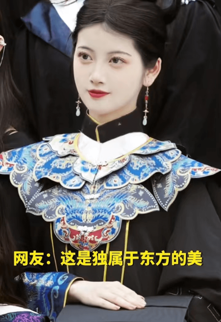 女生云肩搭配学士服拍毕业照,展现满满中国风,颜值更是叫人惊艳_大学