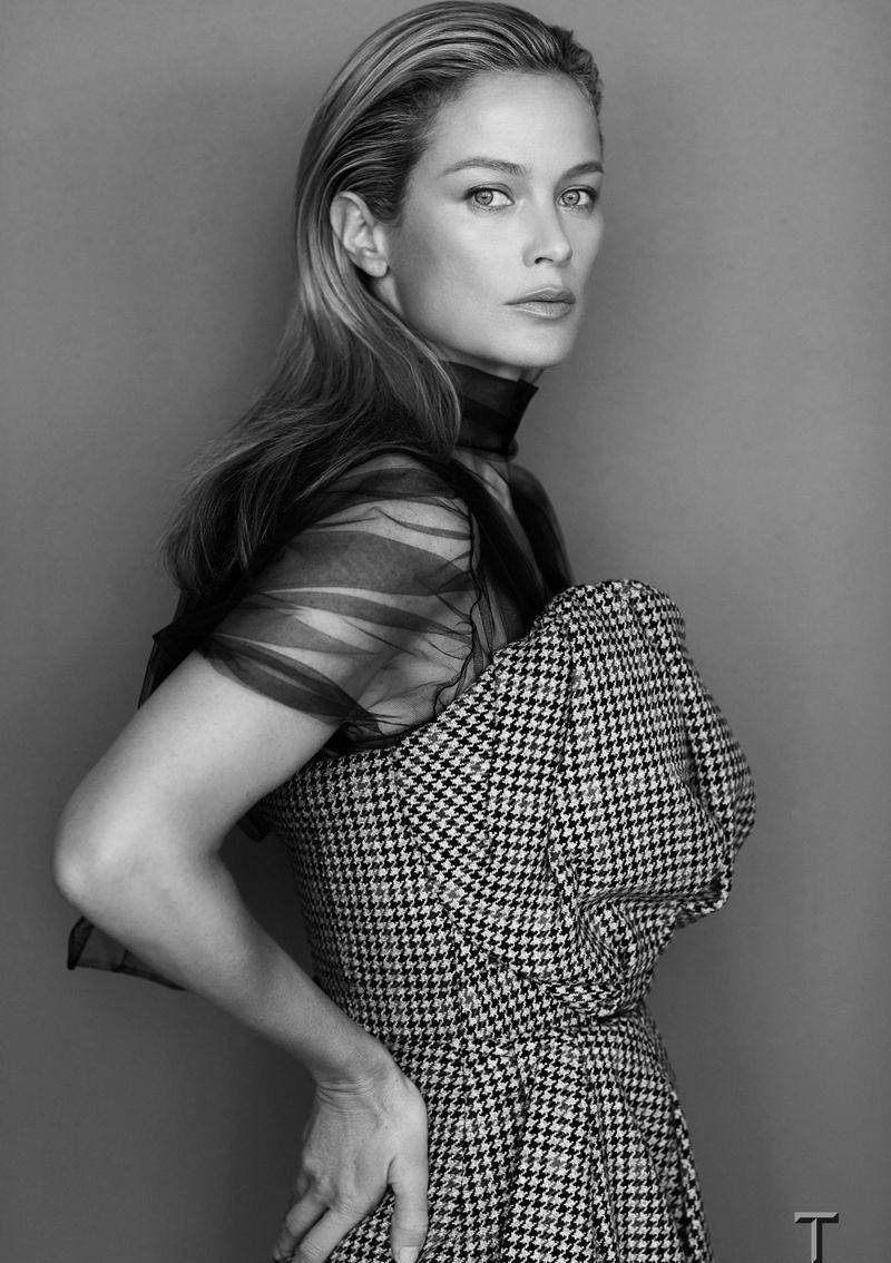 这位模特偶像穿着bottegaveneta的天鹅绒连衣裙和由russelljames拍摄