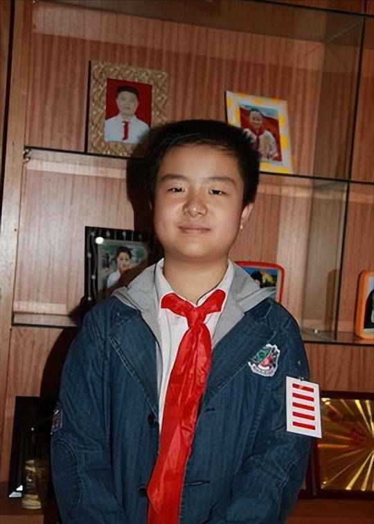 11年前那个因一身官气,而爆红的五道杠少年黄艺博,如今怎么样了_武汉