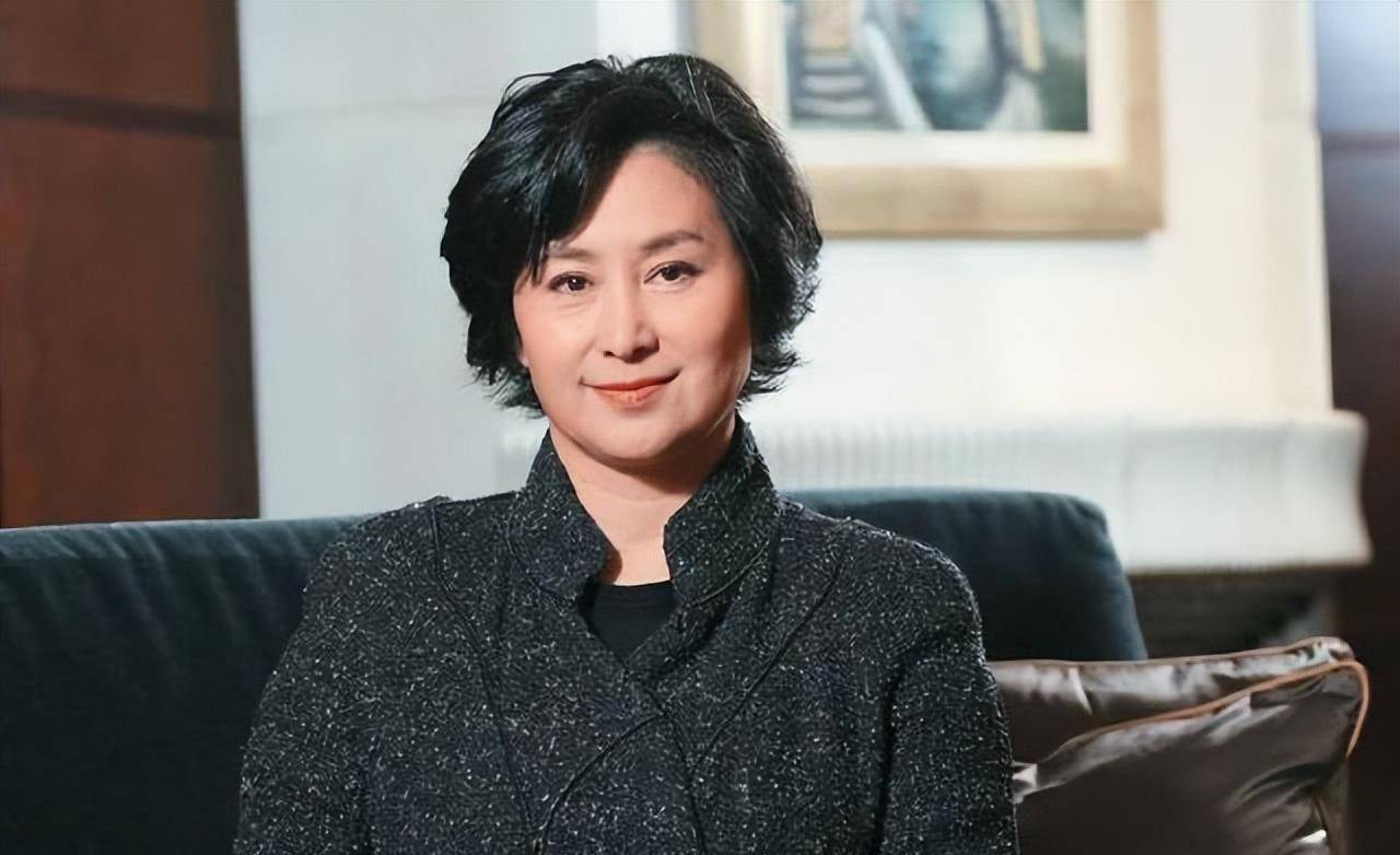 让何超英嫁给殡葬业大王萧明的儿子萧百成,原因是当时何家跟萧家准备