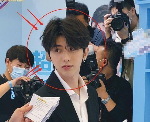 蔡徐坤活动生图流出,失去美颜精修加持后,这颜值我没眼花吧_西装_气息