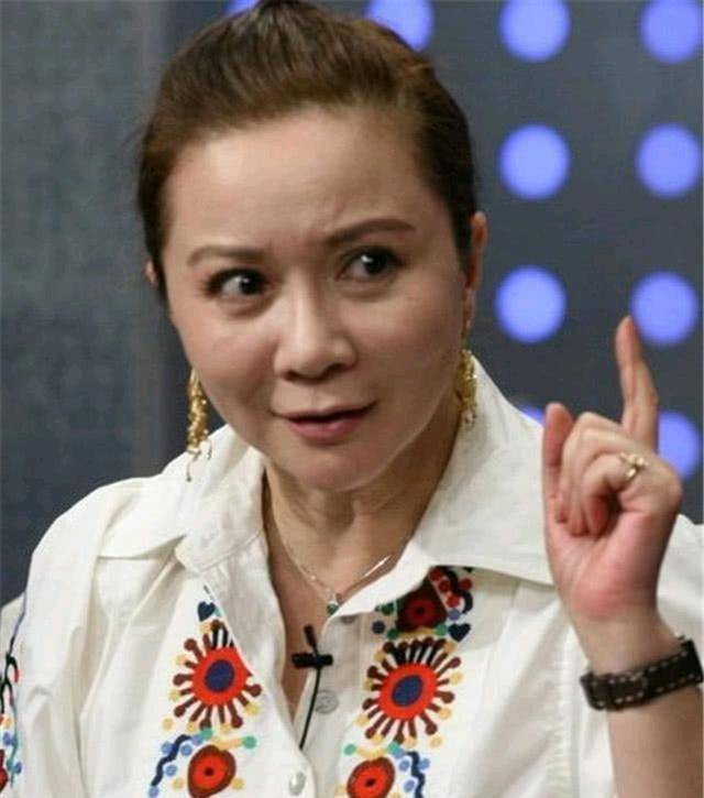 蔡明隐藏了33年的儿子,不仅身份特殊还是大家的老熟人_小品_表演_作品