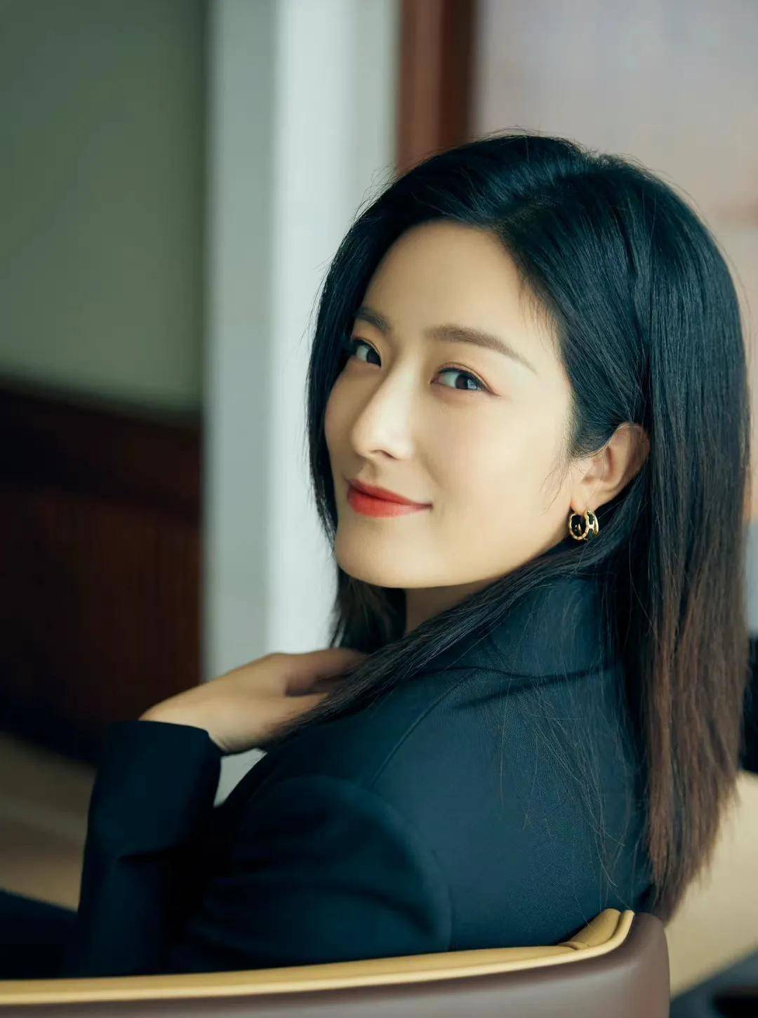 徐百慧:出道18年无绯闻,40岁不结婚,父亲是她单身