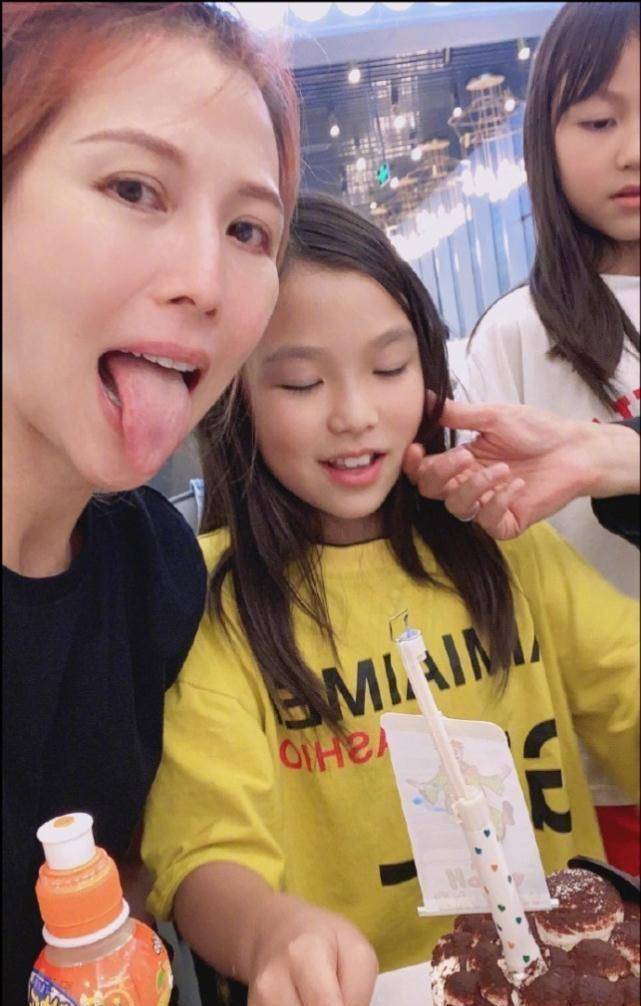 还有捧着蛋糕的照片,以及妹妹张信儿意外出镜蔡少芬恶搞"汤圆"的照片