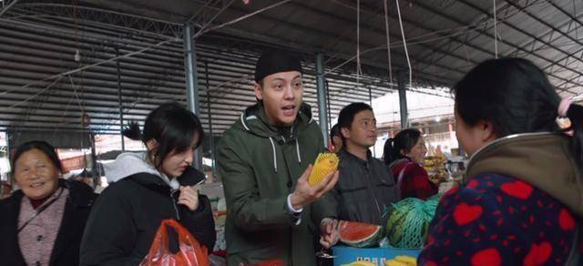 拍摄悬疑剧《风暴舞》,他们之间有大量感情戏,剧中的"单手抱""低头吻"