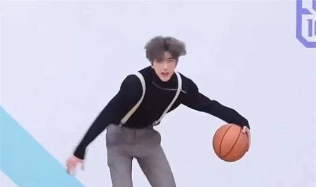 记得上次蔡徐坤上热搜,还是因为打篮球,那段视频也是被大家拿来恶搞