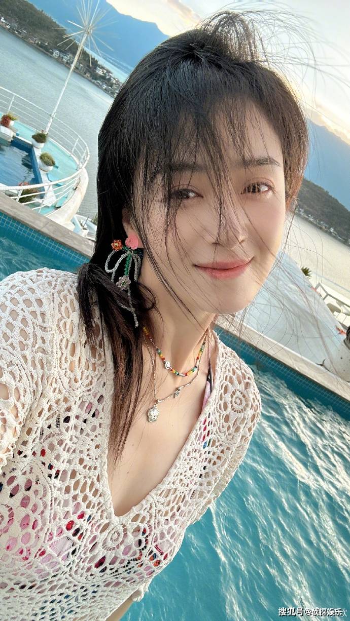 40岁蒋欣罕晒泳装美照,穿比基尼全身零赘肉,细腰长腿养眼十足_美得