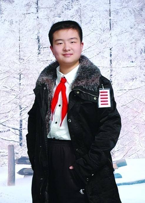 11年前那个因一身官气,而爆红的五道杠少年黄艺博,如今怎么样了_武汉