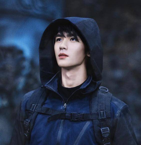 出道4年出身北电,朱一龙迪丽热巴都带不火,如今他靠恋情出圈_黄俊捷