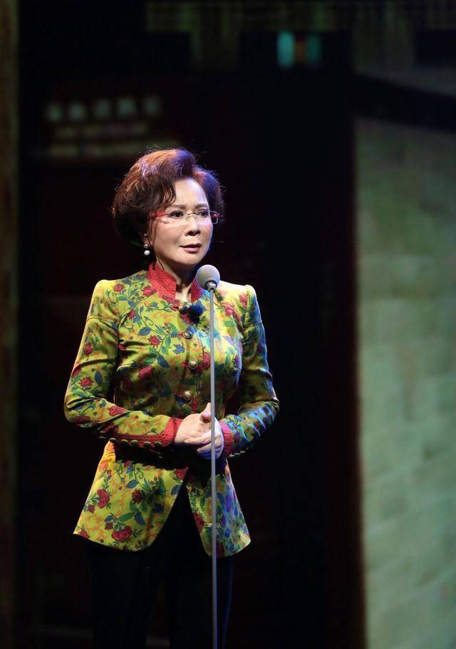 蔡明近照妆化的太重?想扮嫩不成反显脸僵,老了不如就素颜出镜!