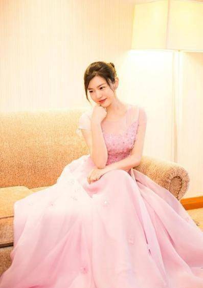 陈妍希录制节目遇到昔日情敌,装都懒得装了,直接现场甩脸子_袁姗姗