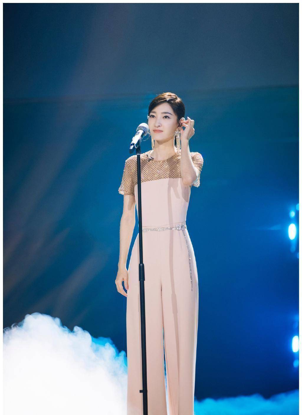 倍受争议的黄圣依和刘芸竟然排名第一档_万茜_阿朵_气质