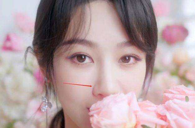 杨紫活动妆再变,发际线扎额头画个毛笔画的大黑圈_照片_穿着_显得