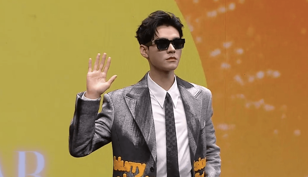 龚俊连换两套造型都帅翻,46岁言承旭好有型呀_西服_一身_绅士