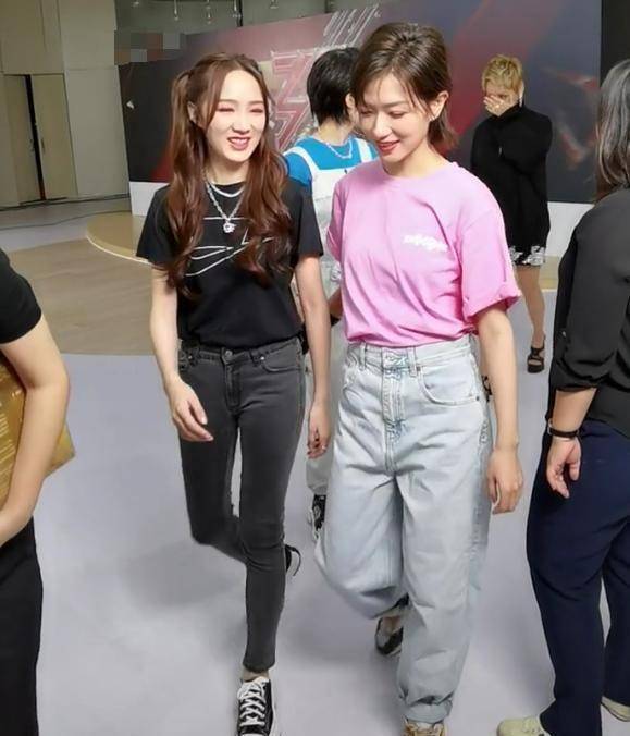 成团姐姐采访完状态:孟佳万茜有说有笑,宁静反应引热议_开心_李斯丹妮