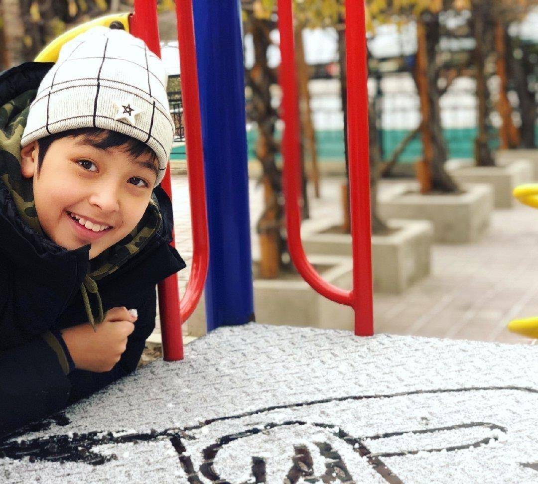 陈思成晒出儿子正面照,不见佟丽娅入镜,儿子长成了翻版自己_感觉_时候