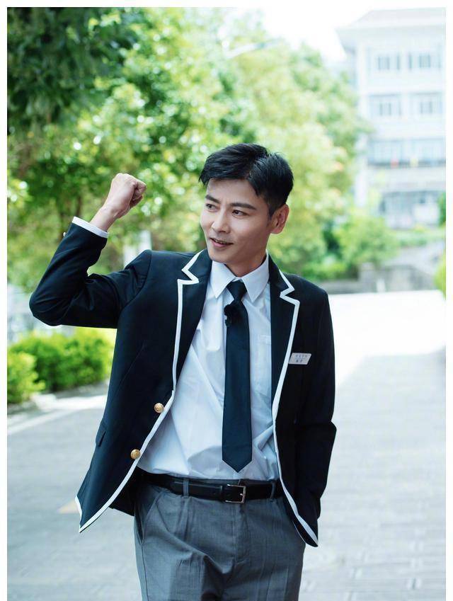 蔡少芬老公跳舞暖身,舞姿超专业,一身干练装束帅气不愧是武星_张晋