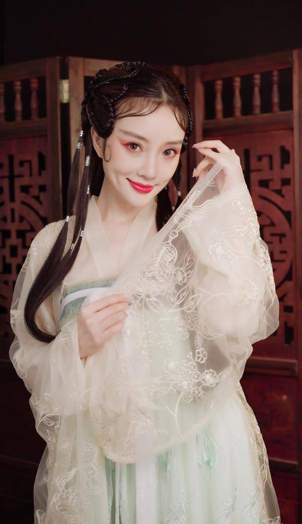 38岁李小璐拍古装写真,红唇魅惑眼神勾人,评论区全是亮点:人才啊!