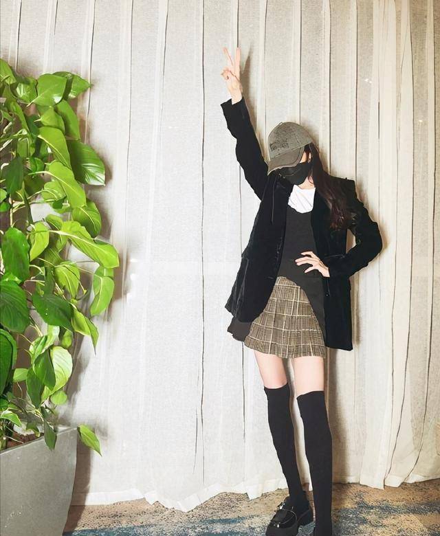 参考明星穿搭第四弹,行走的衣架子之杨幂篇_黑色_酷飒_造型