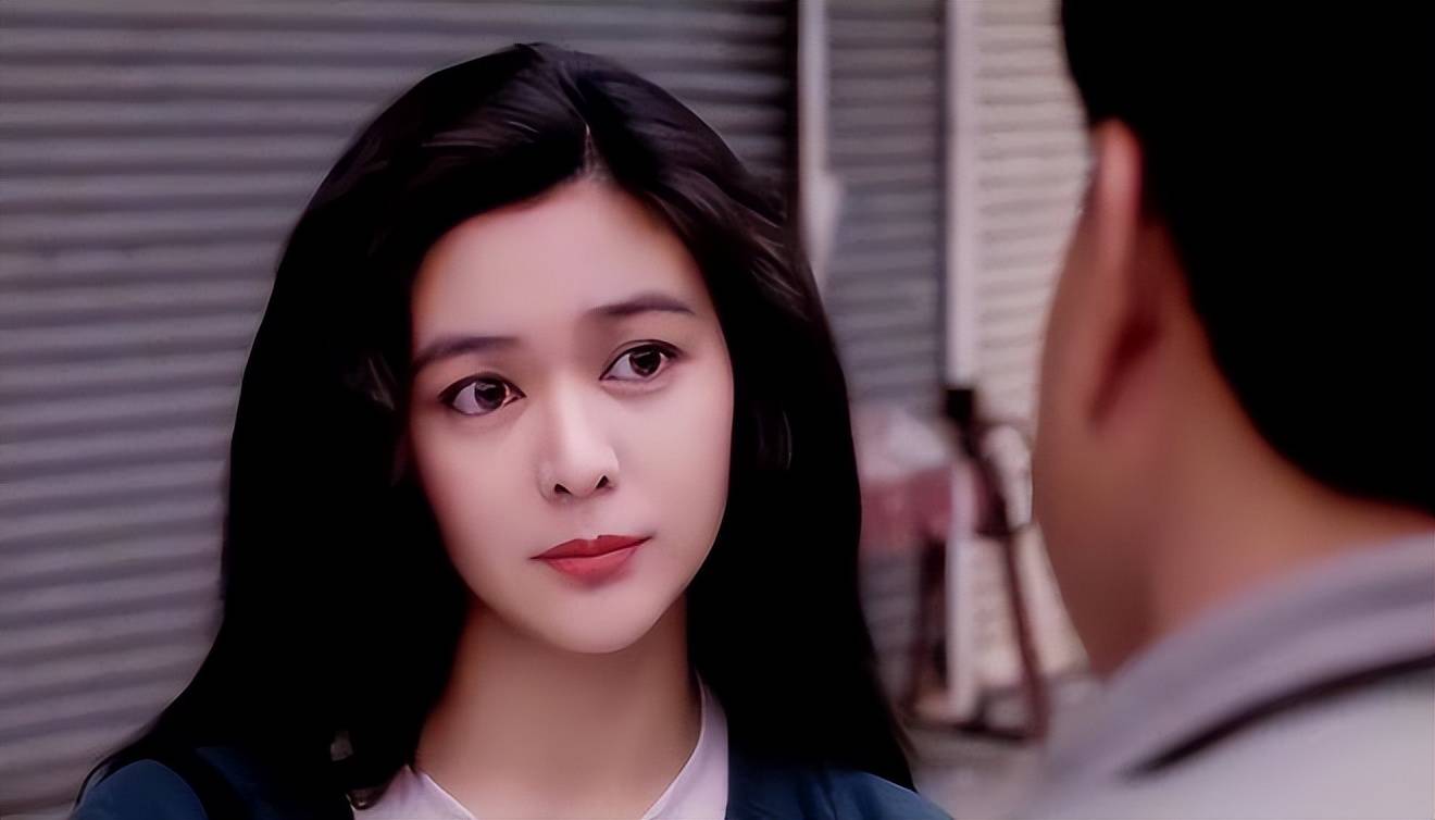 在娱乐圈闹得鸡飞狗跳,香港女神关之琳,靠买楼赚了上亿身价_珠宝店