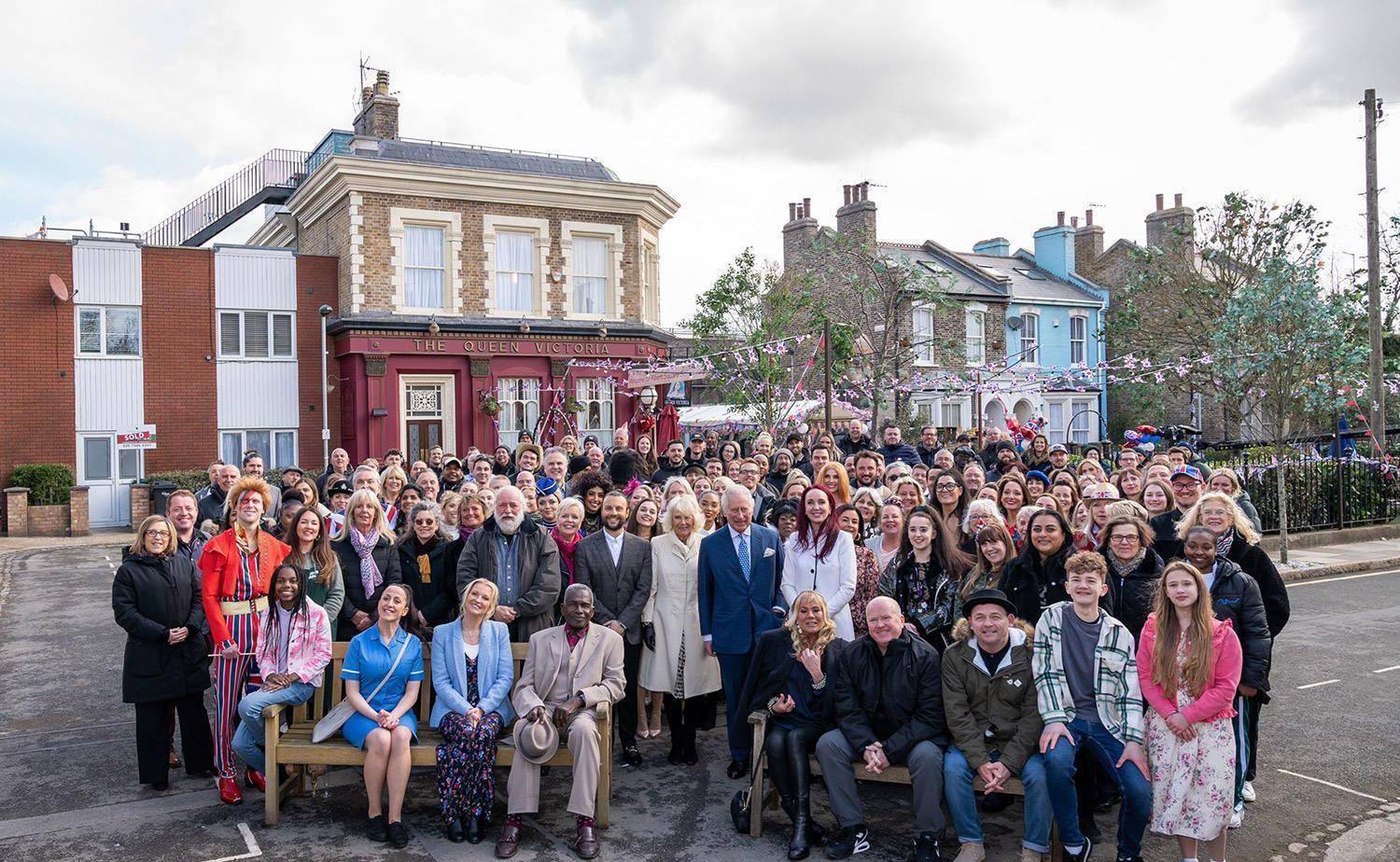 查尔斯卡米拉参观《东区人》片场:将外套披让给女星尽显绅士风度