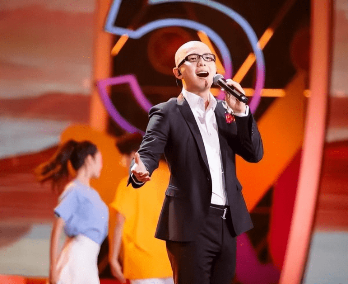 平安:5登春晚,被央视力捧,隐婚生子,如今过得怎么样_父母_生活_父亲