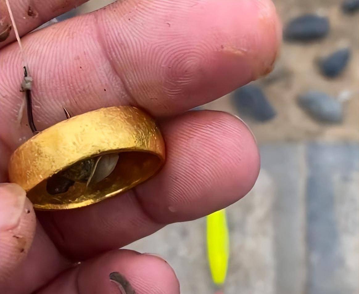 河南男子钓到金戒指,金店鉴定足足18克,男子:很意外,卖了7740_王先生