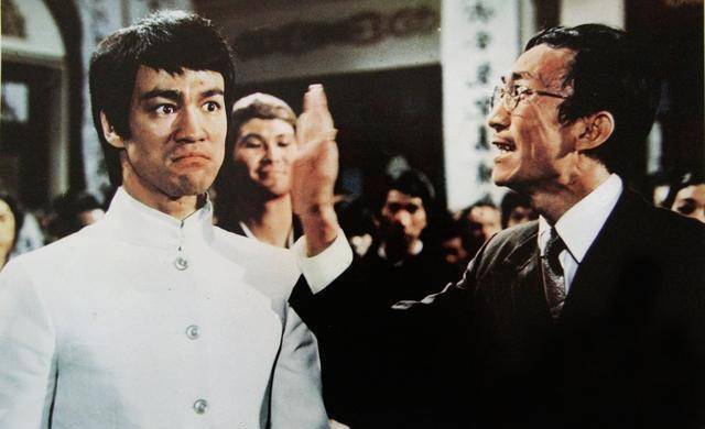 再后来李小龙便回到香港发展,并凭借着影片《唐山大兄》一战成名.