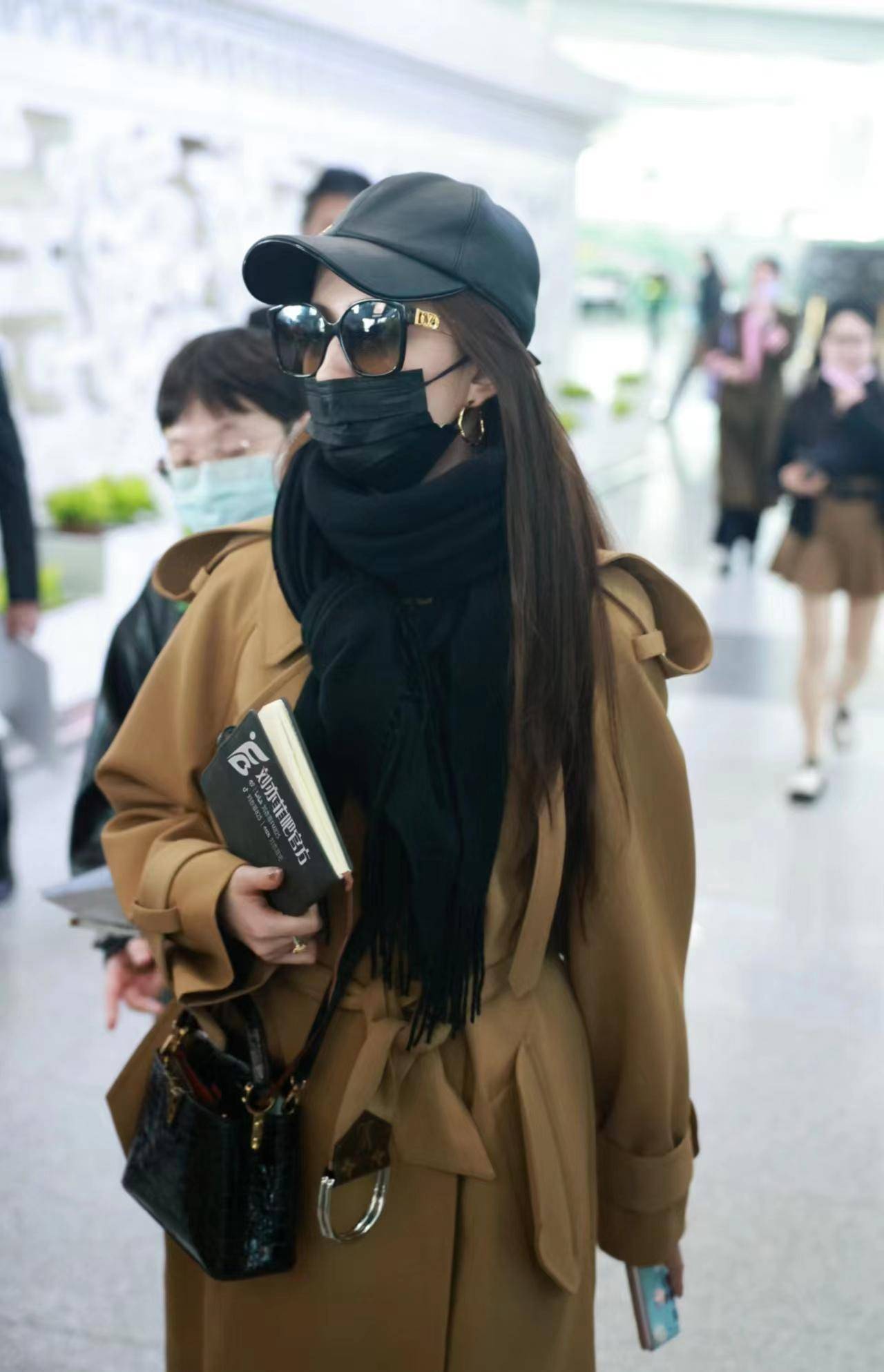 刘亦菲结束巴黎时装周之行,身穿卡其色风衣现身机场,优雅又时髦_气质