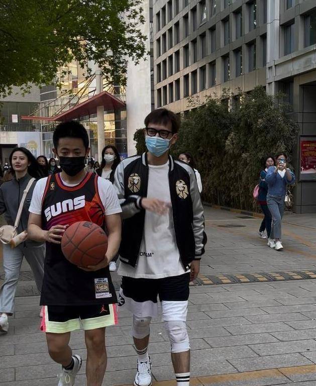 大家的现男友,李现出现在北电打篮球!