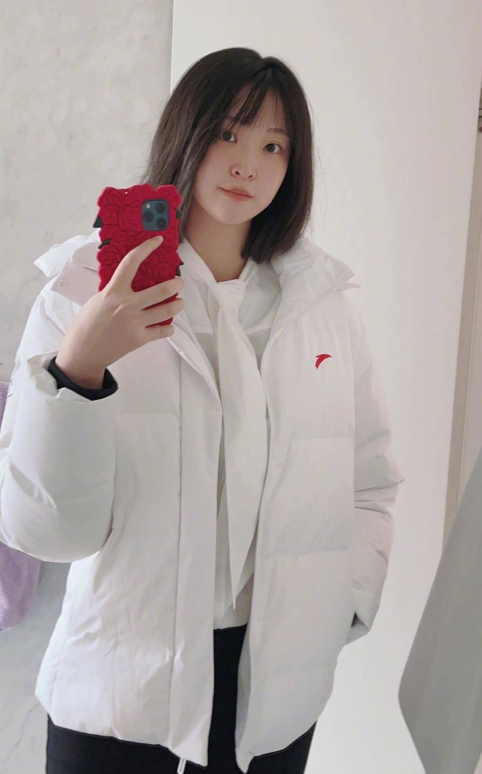 惠若琪晒可爱照,调侃女儿头发,国产外套是"亮点"_退役_排球_照片