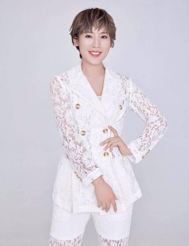 尤其是在《快乐向前冲》中莫名其妙有了个"崔璀一张嘴,选手就落水"的